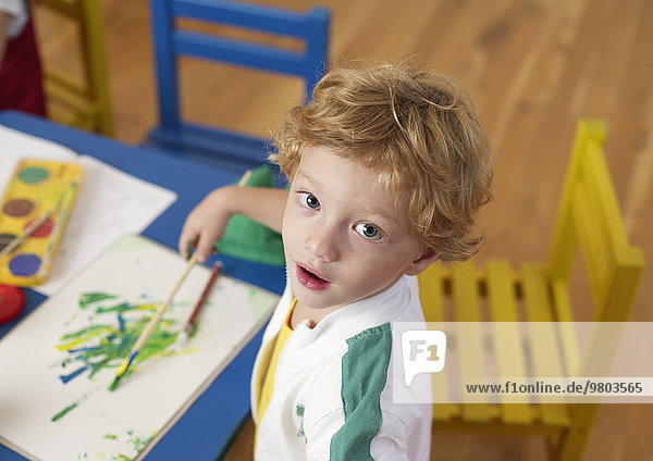 Junge im Kindergarten beim Malen