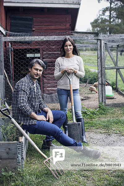 Porträt eines Paares auf einer Geflügelfarm