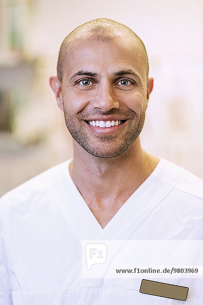 Portrait eines glücklichen orthopädischen Arztes in der Klinik
