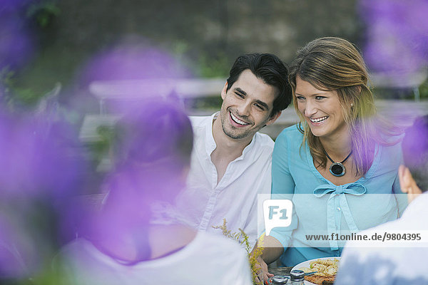 Glückliche Paare beim Mittagessen im Outdoor-Café