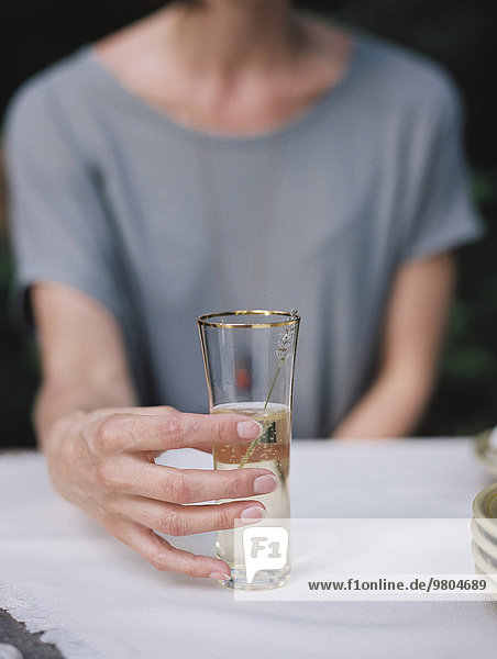 sitzend Frau Glas halten Tisch Champagner