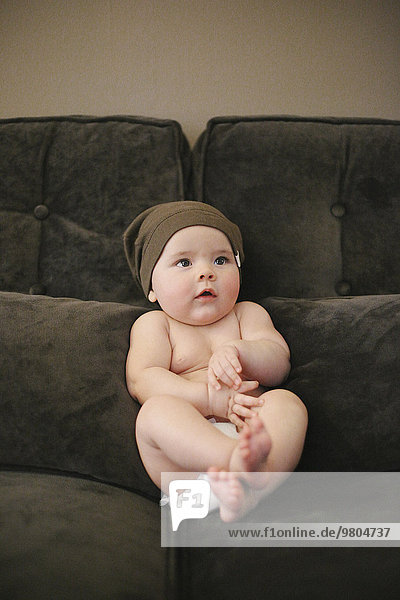 hoch oben sitzend Couch Windel Kleidung angelehnt Baby