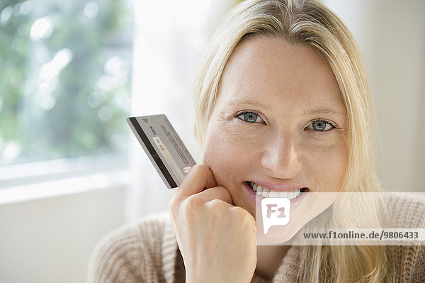 Portrait Frau halten Kredit Kreditkarte Karte