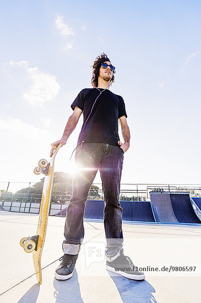 angelehnt Mann Skateboard Skateboardanlage