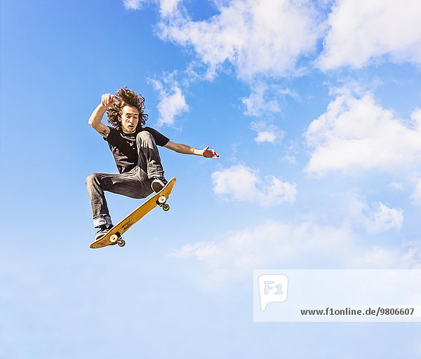 Mann Wolke Himmel Skateboard springen
