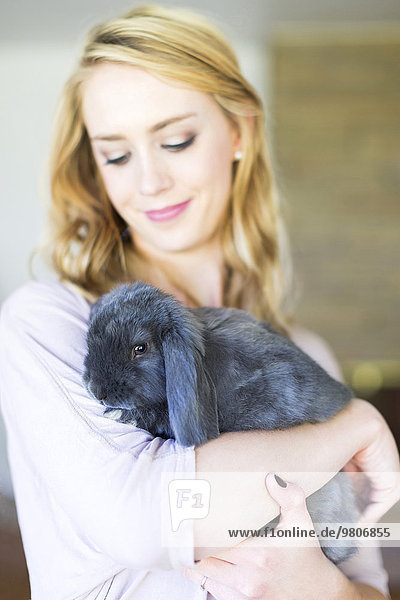 junge Frau junge Frauen halten Kaninchen