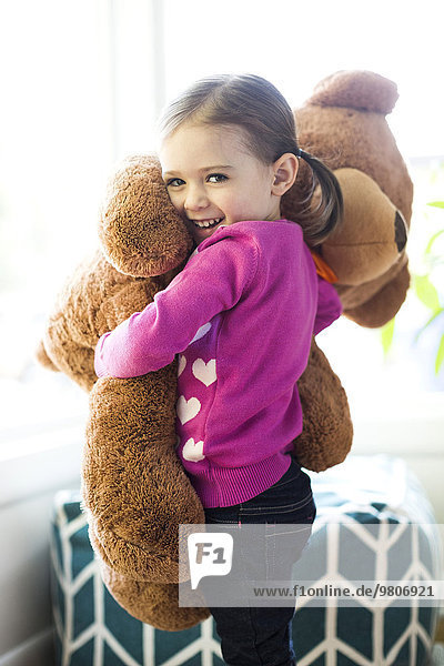 Portrait umarmen Teddy Teddybär Mädchen