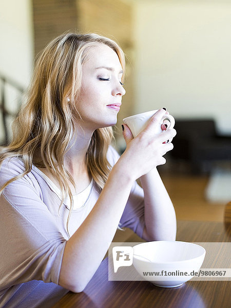 junge Frau junge Frauen trinken Kaffee Tisch
