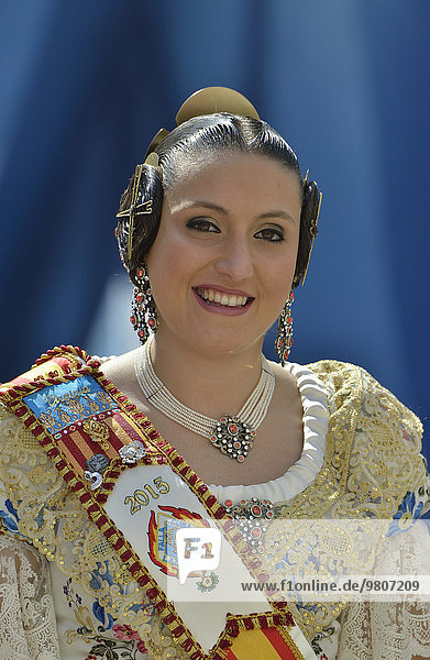 Fallas-Fest  Frau in Tracht bei Blumengabe  traditioneller Umzug an der Plaza de la Virgen de los Desamparados  Valencia  Spanien  Europa