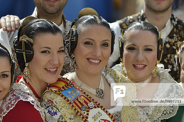 Fallas-Fest  Frauen in Tracht bei Blumengabe  traditioneller Umzug an der Plaza de la Virgen de los Desamparados  Valencia  Spanien  Europa