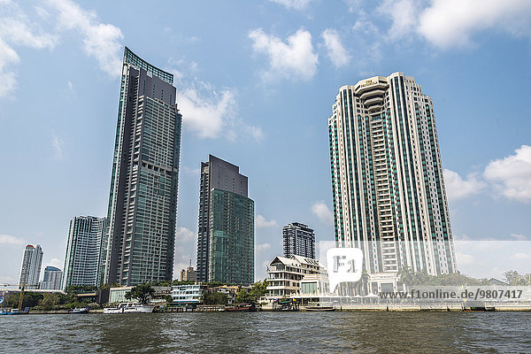 Hotel The Peninsula mit Skyline  vom Fluss Chao Phraya aus  Bangkok  Thailand  Asien