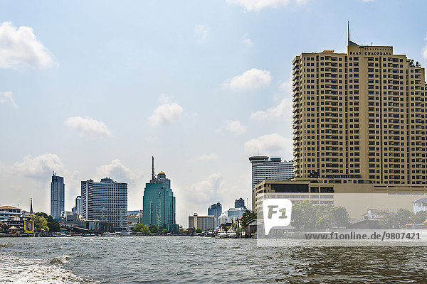Hotel Baan Chaopraya mit Skyline  vom Fluss Chao Phraya aus  Bangkok  Thailand  Asien