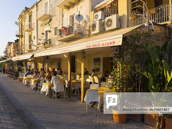 Restaurants an der Promenade der Altstadt von Siracusa  Syrakus  Lungumare Alfeo  UNESCO Weltkulturerbe  Insel Ortygia  Ortigia  Sizilien  Italien  Europa