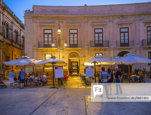 Cafés auf der Piazza Duomo  Domplatz  La Vergine del Piliere  Siracusa  Syrakus  UNESCO Weltkulturerbe  Insel Ortygia  Ortigia  Sizilien  Italien  Europa