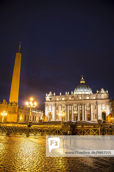 Petersplatz mit Petersdom und Obelisk  bei Nacht  Vatikan  Rom  Italien  Europa