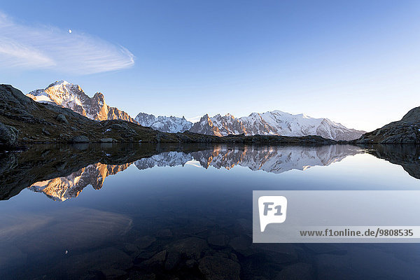 Abendsonne bei Lac de Chésserys mit Ausblick auf Bergwelt von Chamonix mit Mont Blanc  Alpen  Frankreich  Europa