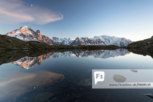 Abendsonne bei Lac de Chésserys mit Ausblick auf Bergwelt von Chamonix mit Mont Blanc  Alpen  Frankreich  Europa