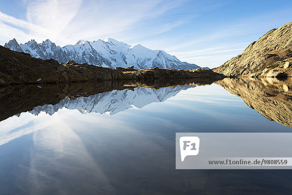 Morgenstimmung am Lac de Chéssery mit Ausblick auf Mont Blanc Massiv in Chamonix  Frankreich  Europa