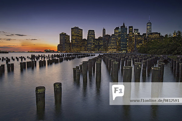 Nachtaufnahme von Lower Manhattan von der Brooklyn Heights Promenade  New York  USA