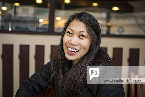 Porträt einer lächelnden jungen Frau im Cafe  Seattle  Washington State  USA