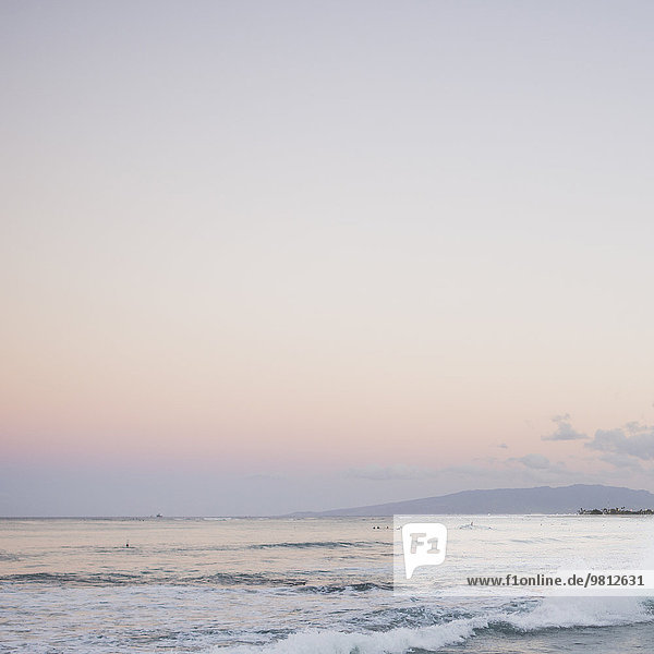 Blick auf das Meer bei Sonnenaufgang  Waikiki Beach  Honolulu  Hawaii  USA