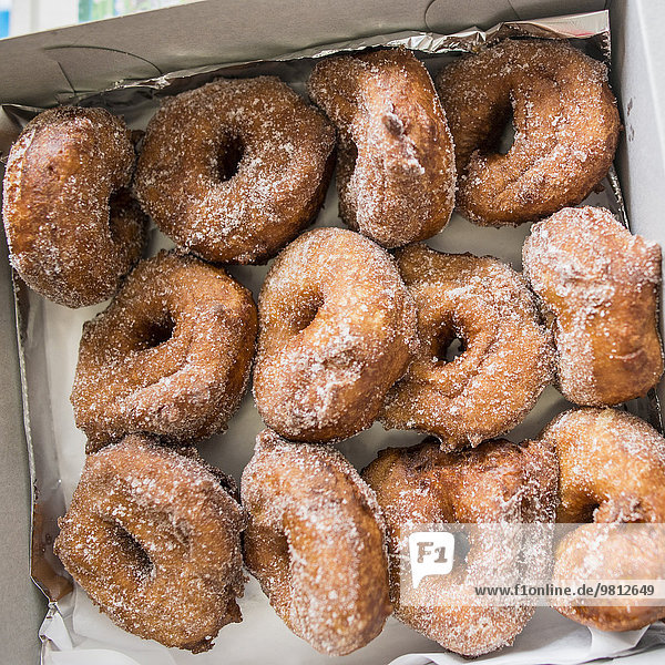 Nahaufnahme einer Kiste mit Malasadas (portugiesische Donuts)  Hawaii  USA