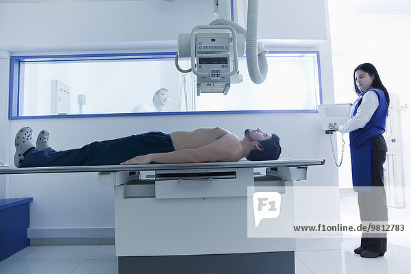 Röntgengerät das im Liegen auf dem Rücken des Patienten betrieben wird