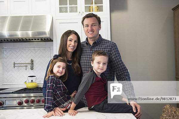 Porträt von Eltern und zwei Kindern in der Küche