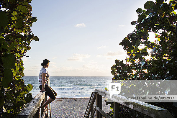 Reife Frau macht eine Pause am Gehsteiggeländer  Juno Beach  Florida  USA