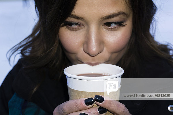 Junge Frau trinkt Kaffee  Porträt