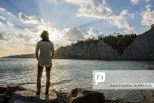 Mittlere erwachsene Frau auf Felsen  Scarborough Bluffs  Toronto  Kanada