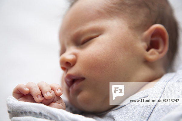 Baby Girl  schlafend  Konzentration auf Gesicht und Hände