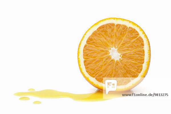 Halbierte Orange mit Saft