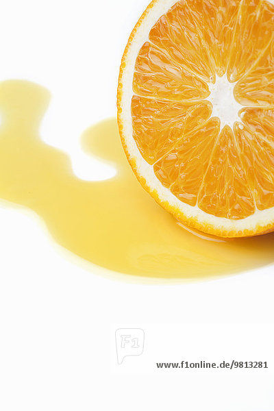 Halbierte Orange mit Saft