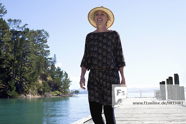 Mittlere erwachsene Frau beim Spaziergang am Pier,  Neuseeland