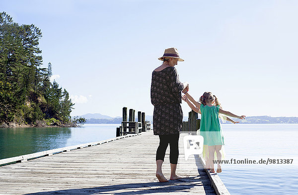 Mittlere erwachsene Frau und Töchter am Pier  Neuseeland