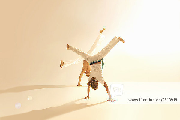 Mittleres erwachsenes Paar beim Capoeira-Training