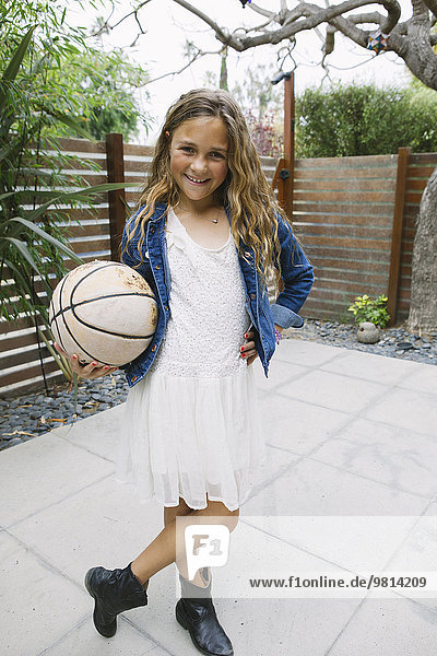Mädchen mit Basketball  Portrait