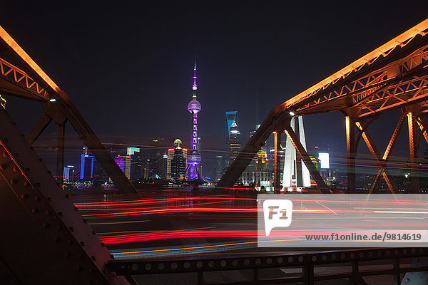 Autos  die nachts über die Brücke fahren  lange Exposition  Shanghai  China
