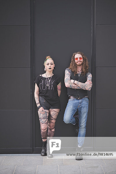 Porträt eines an die Wand gelehnten Punk-Hippy-Paares