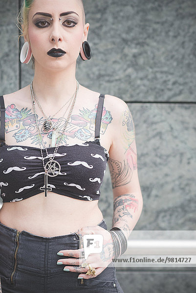Porträt einer jungen tätowierten Punkerin in der U-Bahn