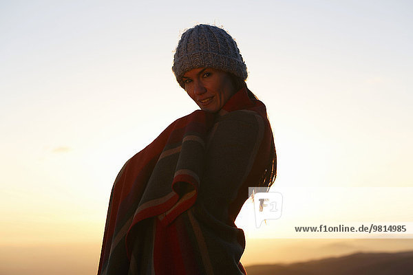 Frau auf dem Hügel bei Sonnenuntergang  Montseny  Barcelona  Katalonien  Spanien