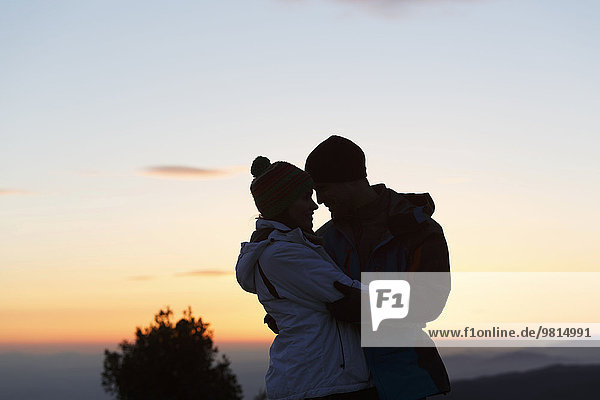 Paar auf dem Hügel bei Sonnenuntergang  Montseny  Barcelona  Katalonien  Spanien
