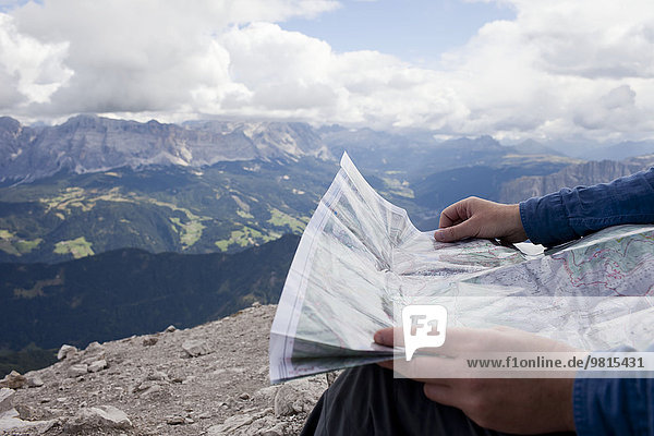 Ausschnitt eines männlichen Wanderers auf der Berghaltekarte Peitlerkofel Südtirol Italien