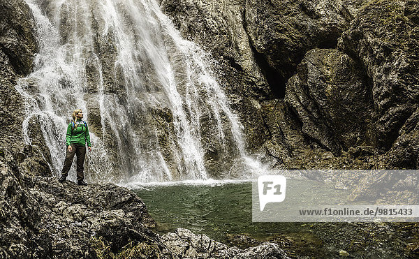 Junge Wanderin vor dem Wasserfall Holzgau Tirol Österreich