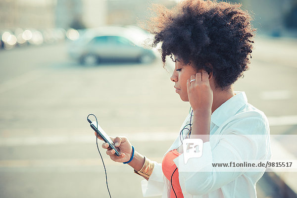 Junge Frau hört Smartphone-Musik