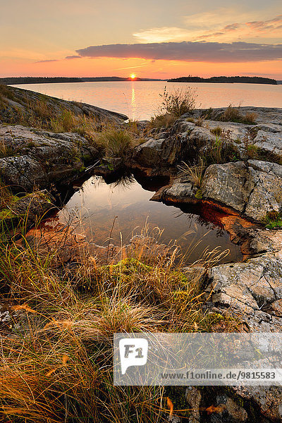 Rockpool auf der Insel Iso Koirasaari bei Sonnenuntergang  Ladoga Lake  Republik Karelien  Russland