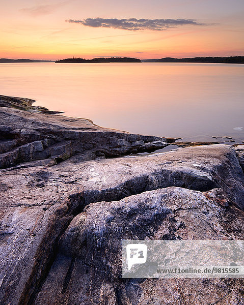 Seeuferfelsen auf der Insel Iso Koirasaari bei Sonnenuntergang  Ladoga Lake  Republik Karelien  Russland