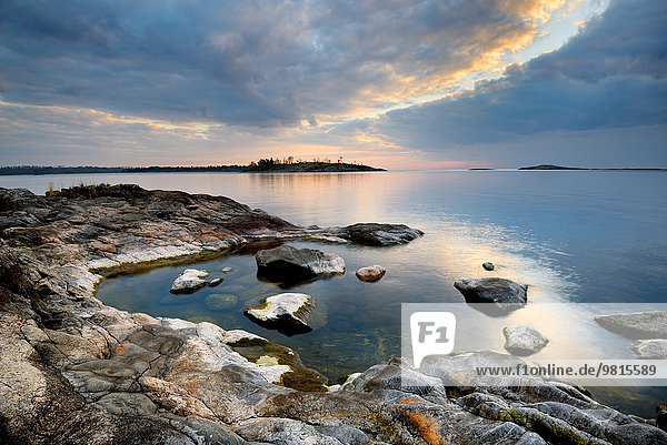 Ladogasee von der Insel Iso Koirasaari bei Sonnenuntergang  Ladogasee  Republik Karelien  Russland