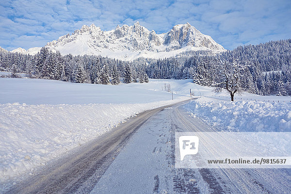 Schneebedeckte Straße  Wilder Kaiser  Tirol  Österreich